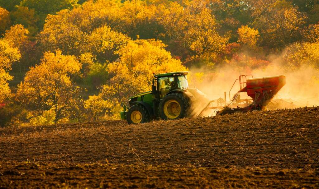Traktor na polu w jesienny dzień