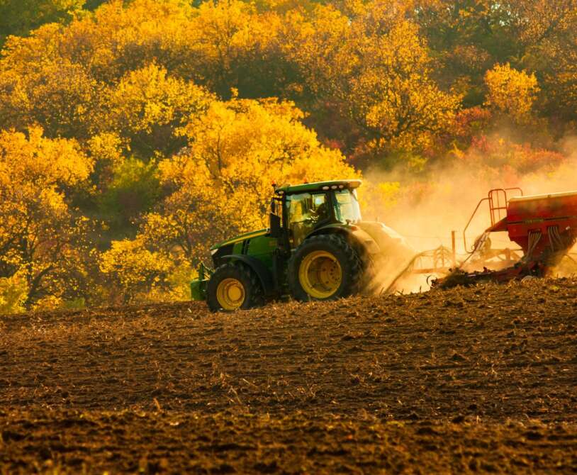Traktor na polu w jesienny dzień